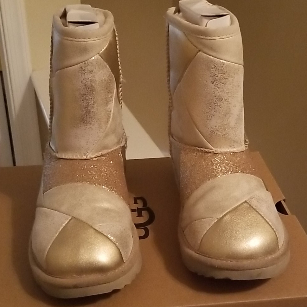 UGG KIDS CLASSIC SHORT II PATCHWORK GOLD SZ 3